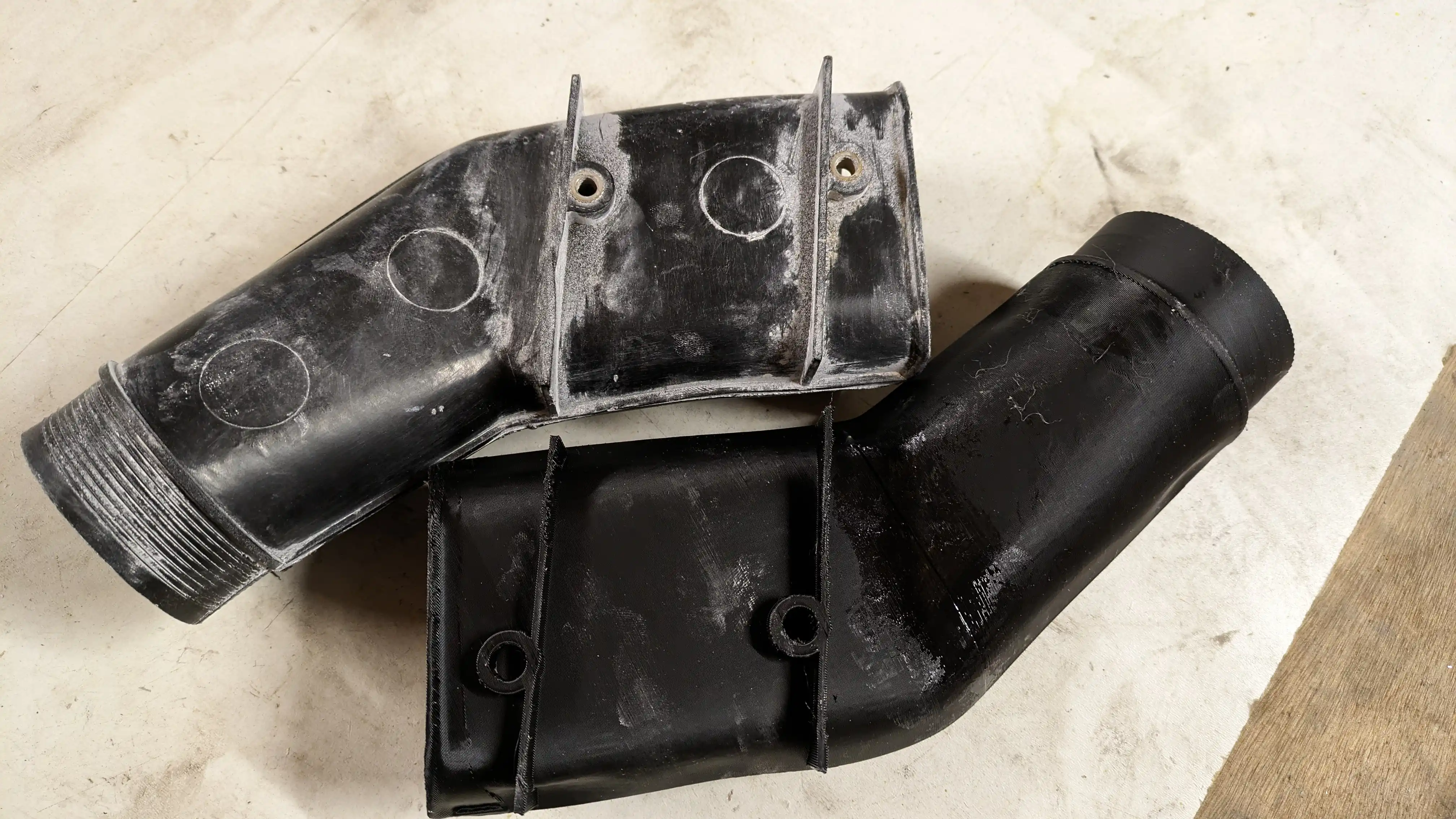 Ecope de 205 GTI et écope recréée après le scan 3D