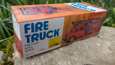 Camion de pompiers en tôle neuf en boîte — STI China 1970's