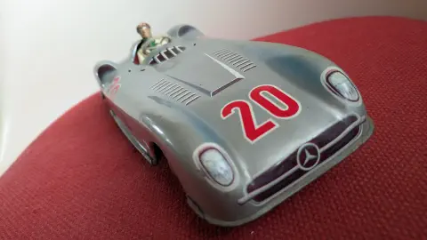 Auto de Course Géante Tôle Mercedes n°20 à friction